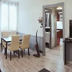 Апартаменты S-e-r-a-l-y 2 Egliseneuve-d'Entraigues
